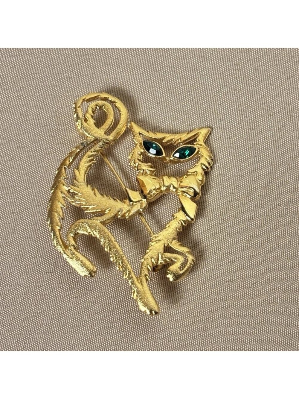 Vintage Mod Mid Century Cat Pin Brooch Green Eyes Gold Tone C12